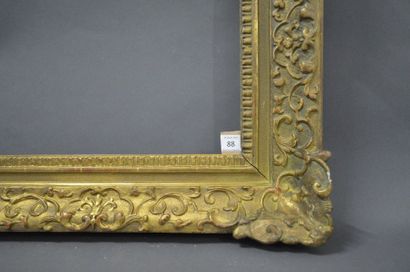 null CADRE en chêne sculpté et doré à décor Bérain.
Époque Louis XIV (restaurations...