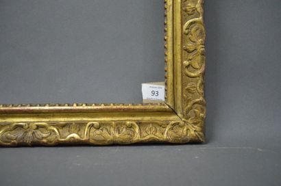 null CADRE en bois sculpté et doré à décor Bérain.
Provence, fin du XVIIe siècle.
48...