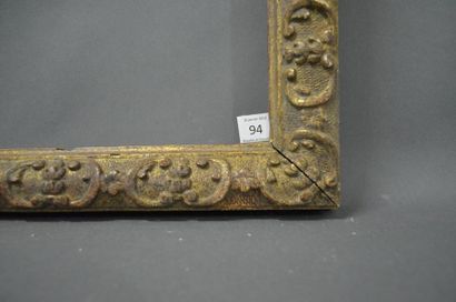 null BAGUETTE en bois sculpté et doré à décor Bérain.
Époque Louis XIV (usures).
51...