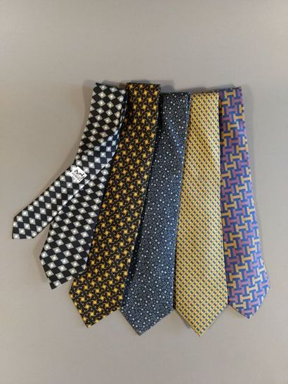 null HERMES Lot de 5 cravates à motifs géométriques L une tachée