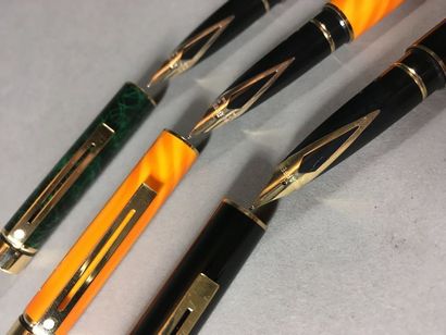 null SHEAFFER USA 

Ensemble de trois stylos plumes, le corps émaillé bleu, orange...