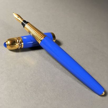 null CARTIER Stylo plume modèle Pasha 1990 en métal laqué bleu, la plume en or 18K...