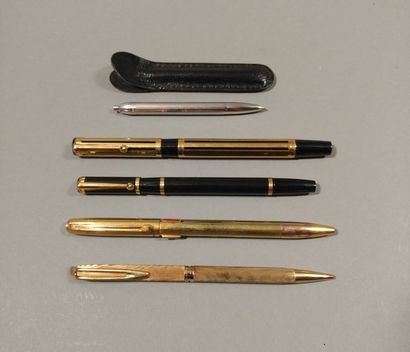 null WATERMAN 

Lot comprenant un stylo plume G 20 en métal doré, deux stylos bille,...