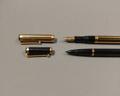 null WATERMAN 

Lot comprenant un stylo plume G 20 en métal doré, deux stylos bille,...
