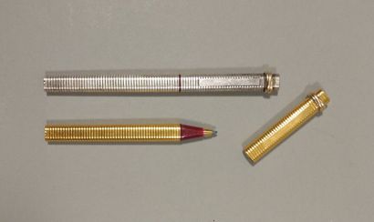 null CARTIER - PARIS 

Ensemble de 2 stylos bille, l'un en métal doré, l'autre en...