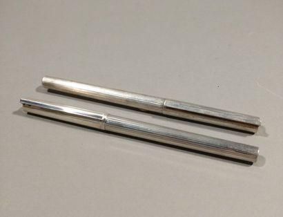 null DUPONT 

Ensemble de deux stylos : 

- un stylo plume (plume en argent 925/°°)...