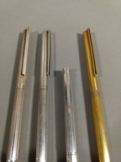 null DUPONT 

Lot de quatre stylos : 

- un stylo en métal doré 

- trois stylos...