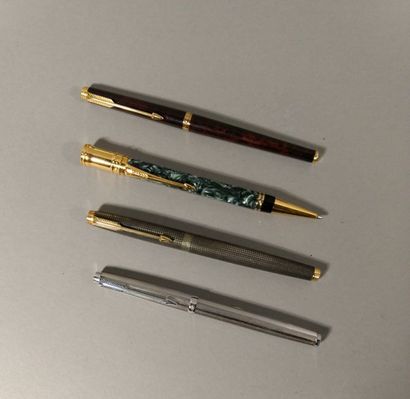 null PARKER 

Lot comprenant quatre stylos plume et un stylo bille