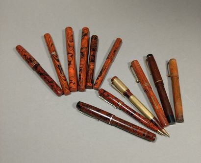 null Ensemble de 12 stylos plume, bille et portemines en résine à décor de marbrures...