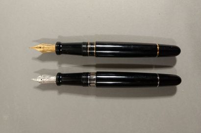 null AURORA 

Ensemble de deux stylos à plume en or 18k : l'un en résine noire et...