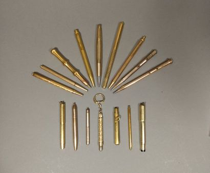 null Fort lot de stylos plume, stylo bille et portemines, en or et métal doré