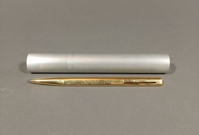 null Ensemble de 3 stylos : 

- BULGARI - stylo à bille en métal doré et son écrin...