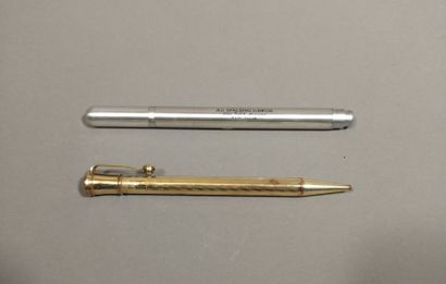 null Ensemble de 3 stylos : 

- BULGARI - stylo à bille en métal doré et son écrin...