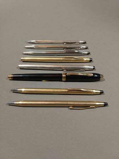 null CROSS 

Lot de 8 stylos : 3 en métal dorés, 1 en métal, 3 en métal argenté,...