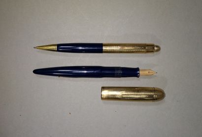 null PARKER 

Lot de deux stylos, un plume et un bille, en résine verte et noire...