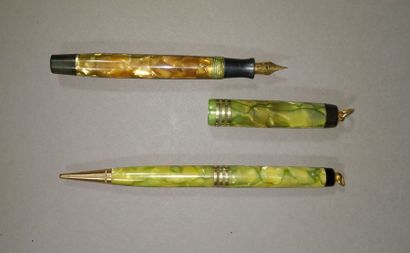 null PARKER 

Lot de deux stylos, un plume et un bille, en résine verte et noire...