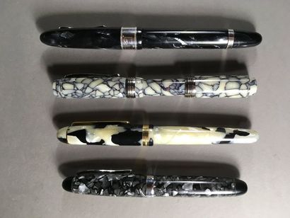 null Ensemble de quatre stylos plume: 

- GODWILL - PLATINIUM - Plume 14 carats 

-...