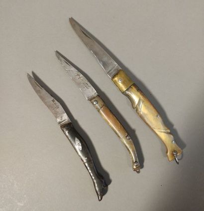 null Ensemble de trois couteaux pliants anciens: - TARRY LEVIGNE - Conteau pliant...