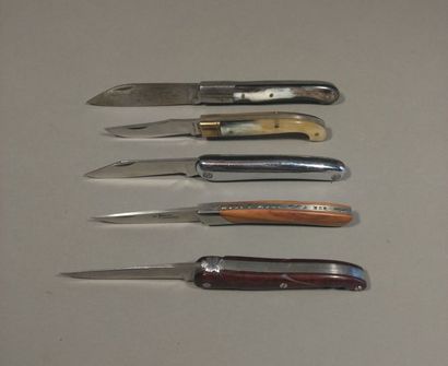 null Lot de cinq couteaux pliants : 

- C. DESTANNES AURILLAC - couteau pliant en...