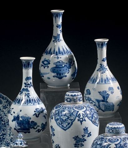 CHINE - Époque KANGXI (1662-1722) Trois vases bouteille en porcelaine bleu blanc...