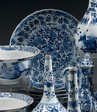 CHINE - Époque KANGXI (1662-1722) Quatre coupes en porcelaine bleu blanc à décor...