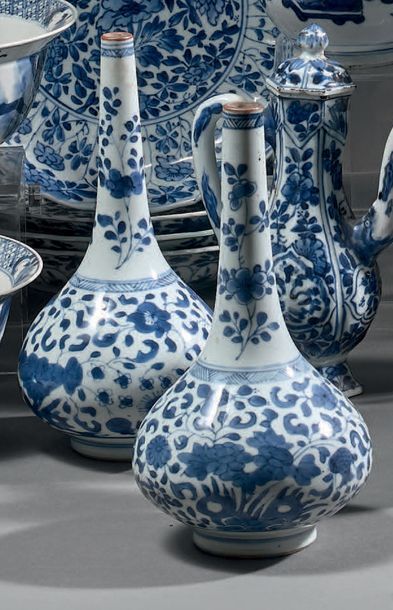 CHINE - Époque KANGXI (1662-1722) Paire de vases bouteille en porcelaine bleu blanc...