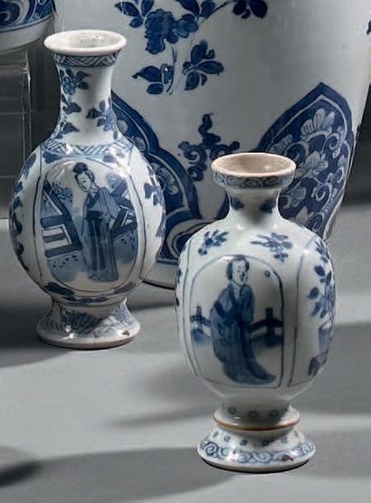 CHINE - Époque KANGXI (1662-1722) Deux petits modèles de vase en porcelaine bleu...