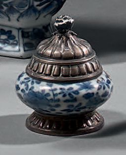 CHINE - Époque KANGXI (1662-1722) Petit pot à décor de chrysanthèmes dans leur feuillage.
Monture...