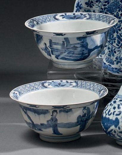 CHINE - Époque KANGXI (1662-1722) Paire de bols à bords évasés en porcelaine bleu...