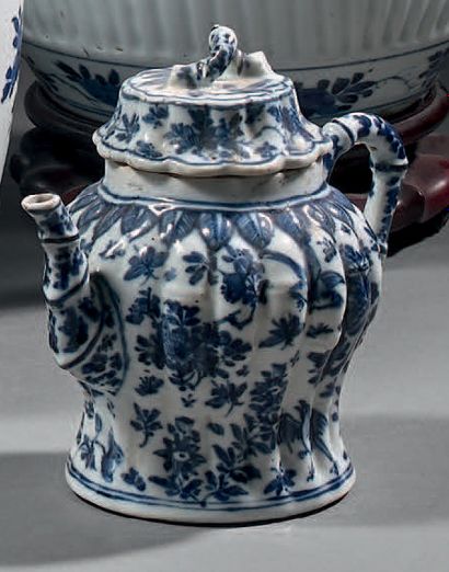 CHINE - Époque KANGXI (1662-1722) Verseuse en porcelaine bleu blanc, la panse renflée...