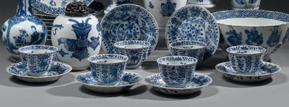 CHINE - Époque KANGXI (1662-1722) Six sorbets et leur présentoir polylobés en porcelaine...