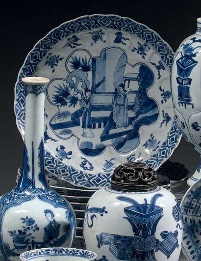 CHINE - Époque KANGXI (1662-1722) Huit coupes polylobées en porcelaine bleu blanc...