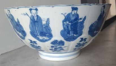 null 
CHINE - Epoque KANGXI (1662 - 1722)
Bol en porcelaine bleu blanc à décor des...