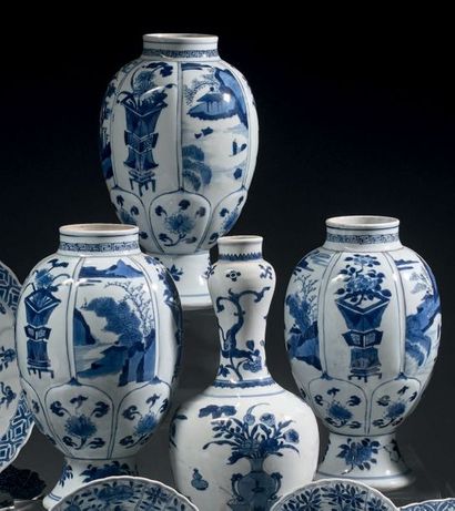 CHINE - Époque KANGXI (1662-1722) Trois vases balustres sur piédouche en porcelaine...