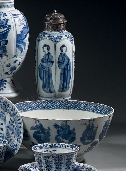 CHINE - Époque KANGXI (1662-1722) Vase en porcelaine bleu blanc à décor de six réserves...