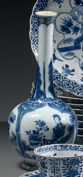 CHINE - Époque KANGXI (1662-1722) Vase bouteille en porcelaine bleu blanc à décor...