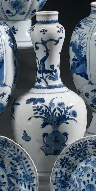 CHINE - Époque KANGXI (1662-1722) Vase balustre en forme de gousse d'ail en porcelaine...