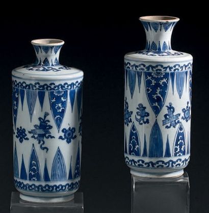 CHINE - Époque KANGXI (1662-1722) Paire de vases cylindriques en porcelaine bleu...