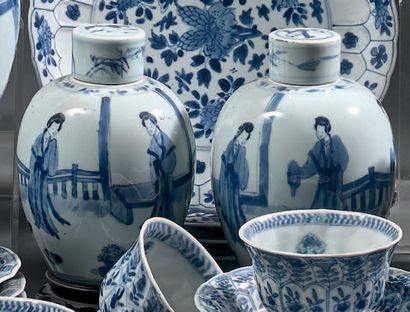 CHINE - Époque KANGXI (1662-1722) Paire de petits pots à gingembre en porcelaine...