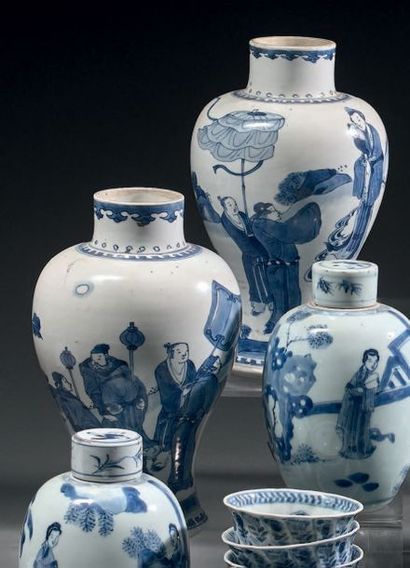 CHINE - Époque KANGXI (1662-1722) Paire de vases balustres en porcelaine bleu blanc...