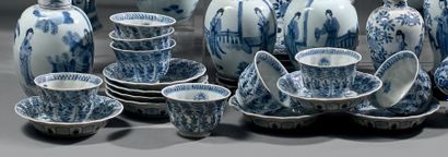 CHINE - Époque KANGXI (1662-1722) Huit sorbets et leur présentoir en porcelaine bleu...