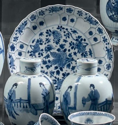 CHINE - Époque KANGXI (1662-1722) Quatre coupes en porcelaine bleu blanc à décor...