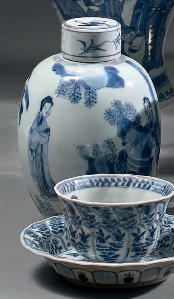 CHINE - Époque KANGXI (1662-1722) Paire de pots à gingembre balustres en porcelaine...