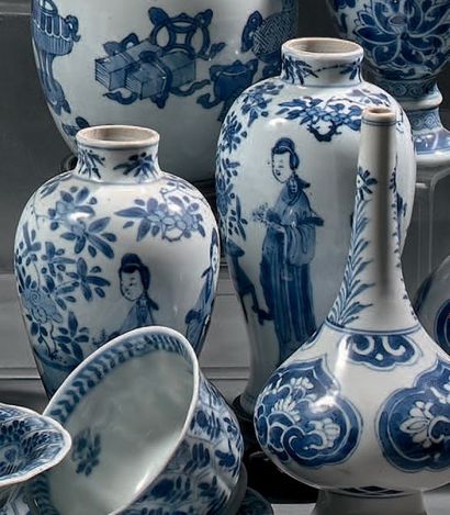 CHINE - Époque KANGXI (1662-1722) Paire de petits vases en porcelaine bleu blanc...
