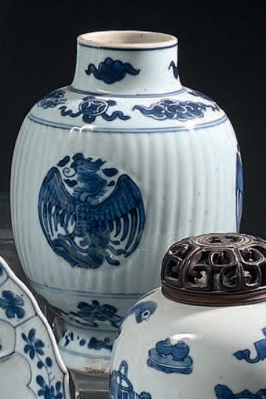 CHINE - Époque KANGXI (1662-1722) Pot sur pied côtelé en porcelaine bleu blanc à...
