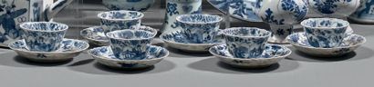 CHINE - Époque KANGXI (1662-1722) Six sorbets et leur présentoir en porcelaine bleu...