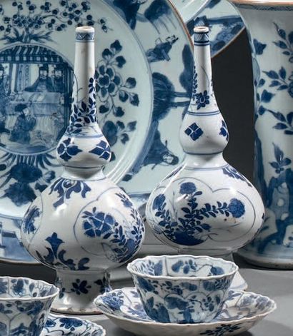 CHINE - Époque KANGXI (1662-1722) Paire d'aspersoirs à col bulbé en porcelaine bleu...