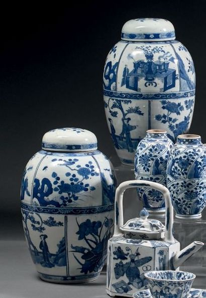 CHINE - Époque KANGXI (1662-1722) Paire de pots à gingembre en porcelaine bleu blanc...