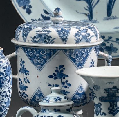 CHINE - Époque KANGXI (1662-1722) Pot à deux anses couvert en porcelaine bleu blanc...