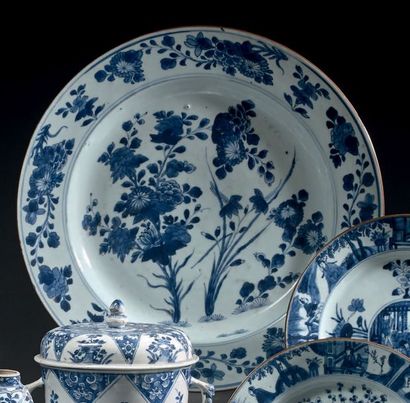 CHINE - Époque KANGXI (1662-1722) Plat en porcelaine bleu blanc à décor de pivoines...